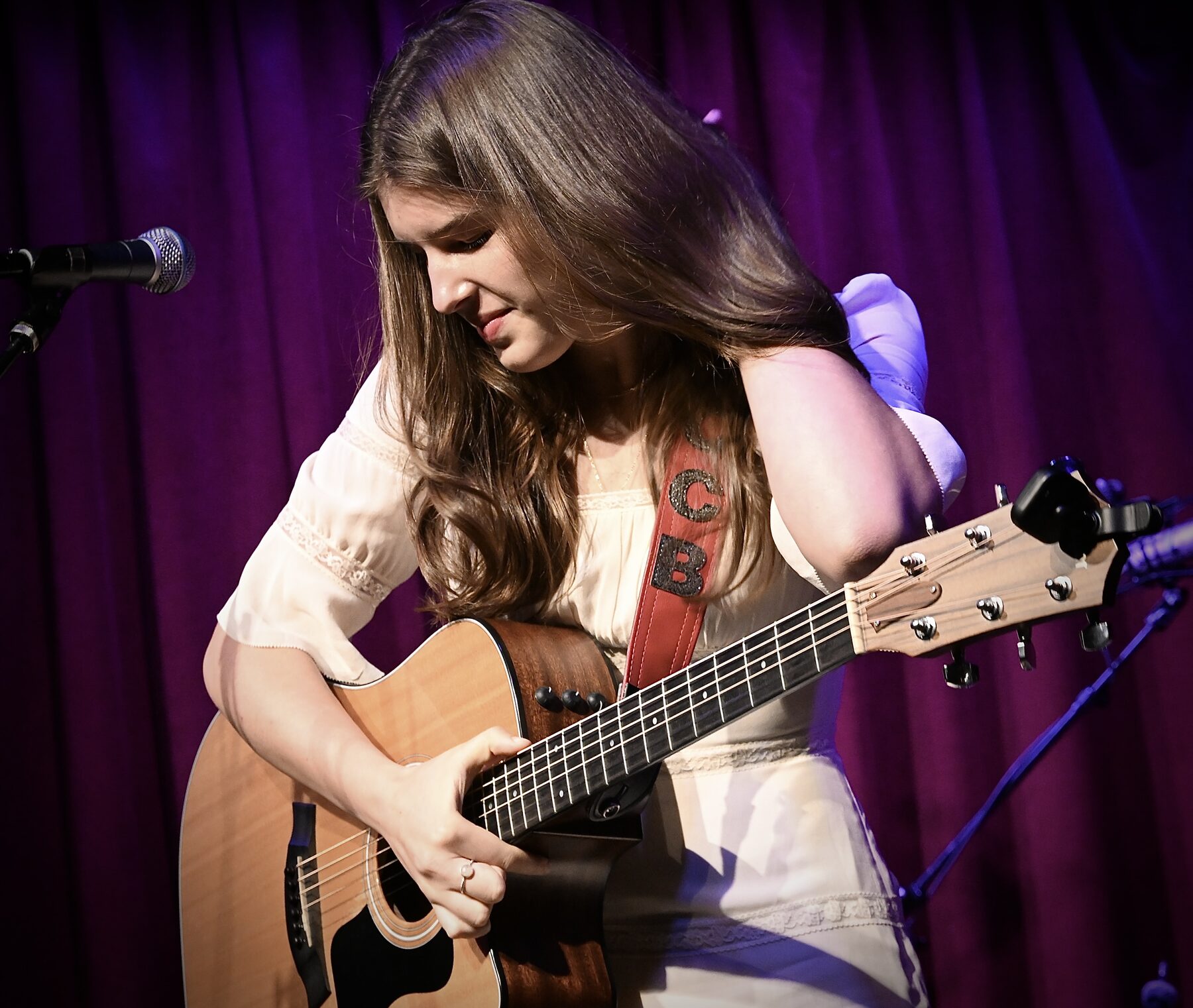 Carolina Chase performing live, on guitar
