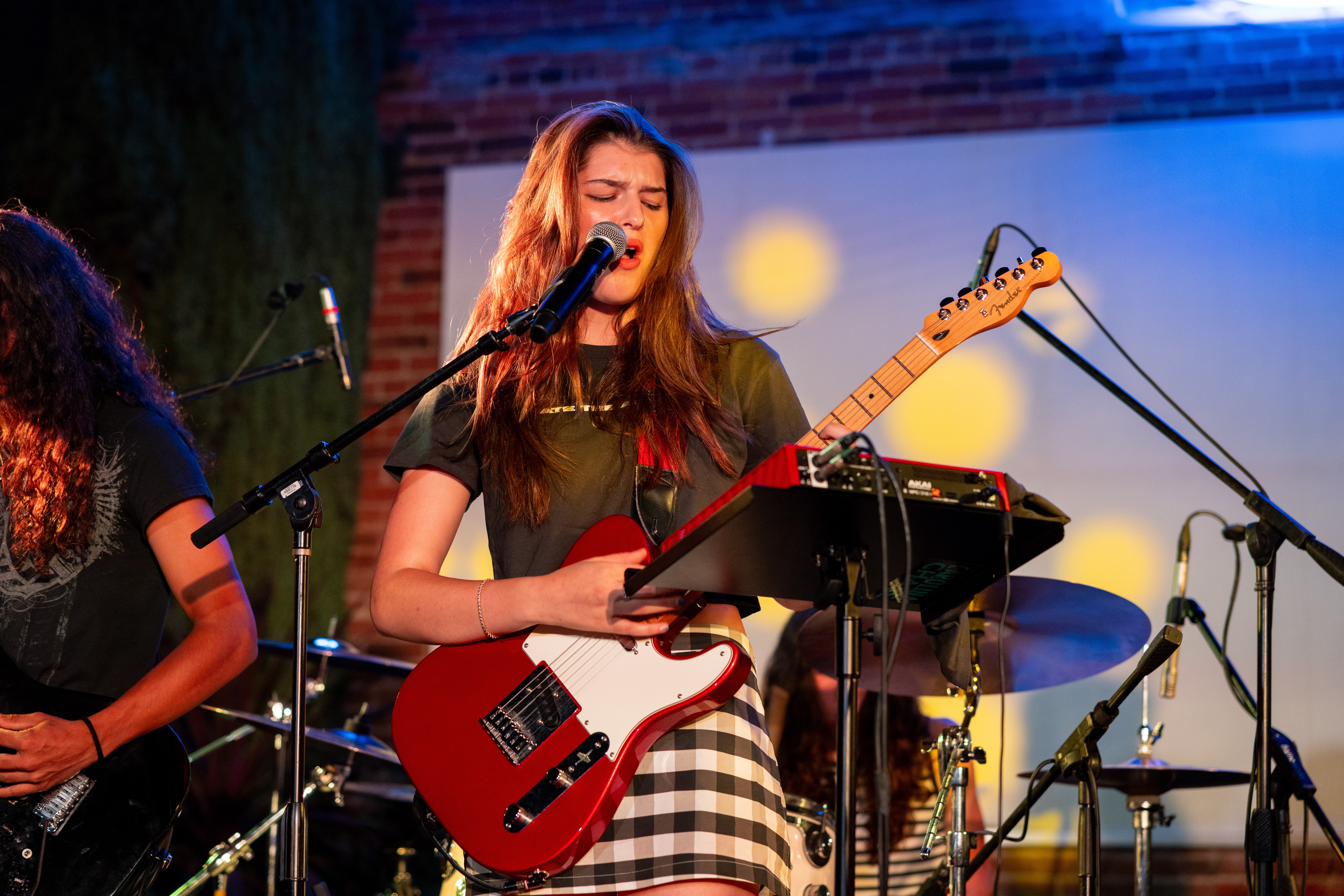 carolina chase performing live, on telecaster